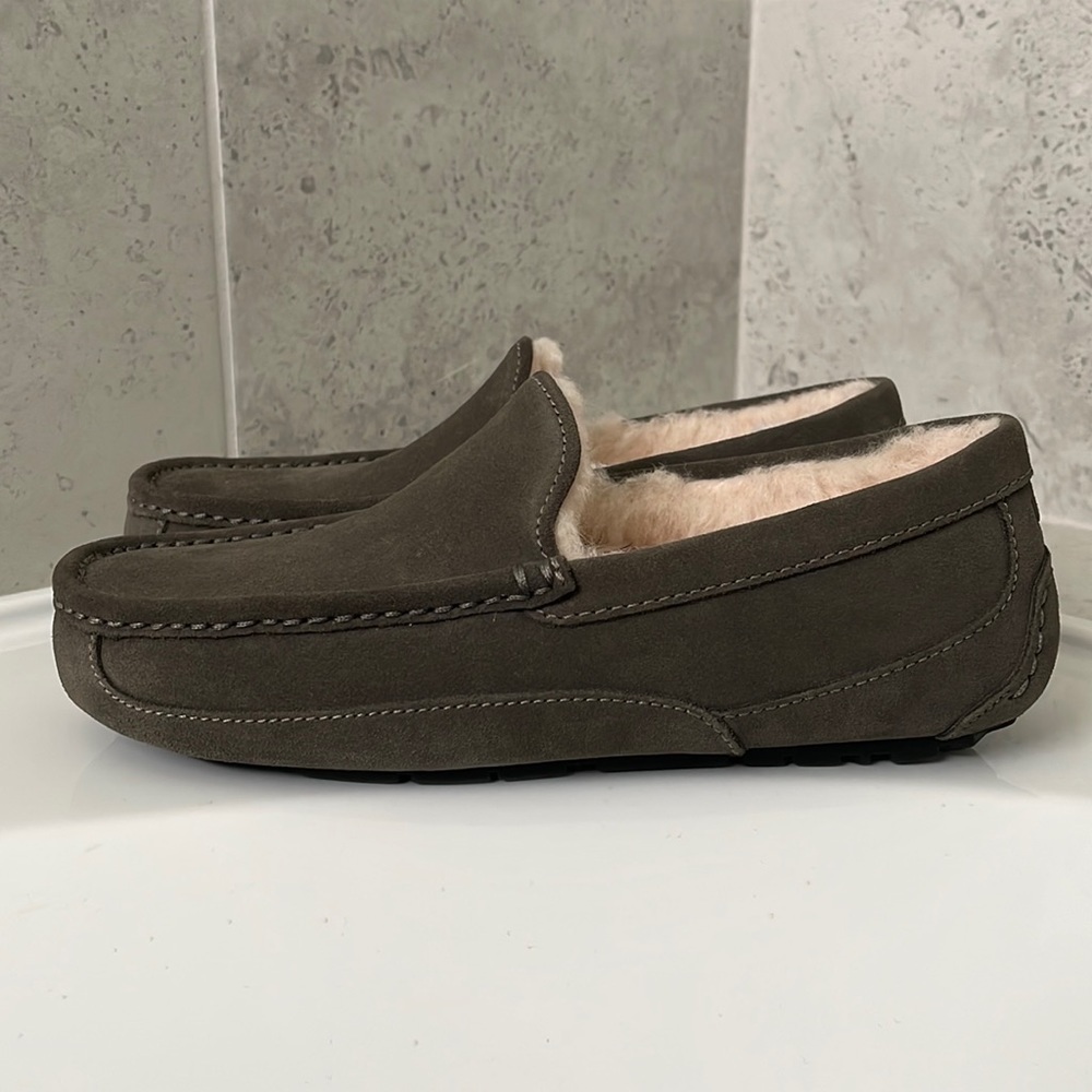 UGG Men’s ASCOT Slipper Size 8